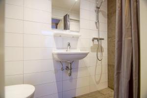een badkamer met een wastafel en een toilet bij Appartementen Zeezicht in Katwijk aan Zee