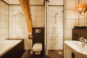 Een badkamer bij Grand Boutique Hotel-Restaurant Huis Vermeer