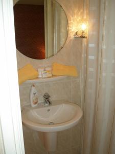 Un baño de Hotel Excelsior