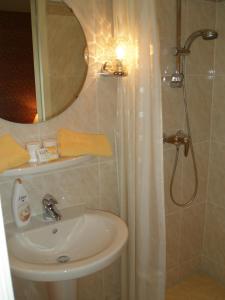 Un baño de Hotel Excelsior