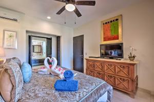 TV a/nebo společenská místnost v ubytování Playa del Carmen Beachfront Condo with Pool Access!