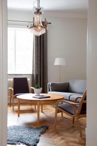 Sköna Hönor Apartments في فيسبي: غرفة معيشة مع طاولة وأريكة