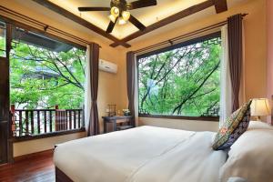 A bed or beds in a room at Yangshuo Mountain Nest Boutique Hotel