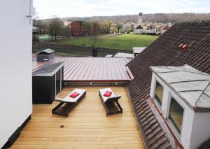una vista sul tetto di una terrazza con due tavoli e sedie di Aparthotel Peerless Dine a Heidenheim an der Brenz