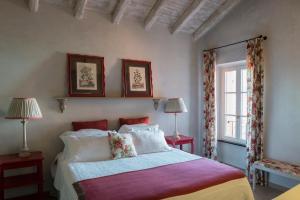 una camera con un letto, due lampade e una finestra di Relais Del Maro a Borgomaro