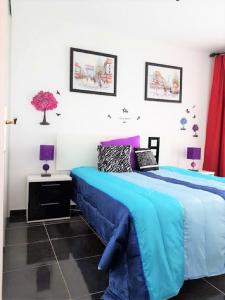 プラヤ・デ・ラス・アメリカスにあるAmericas Blue YoSeaのベッドルーム1室(青いベッド1台、白い壁付)