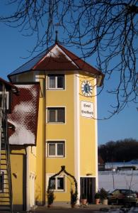 Un bâtiment jaune avec une horloge. dans l'établissement Hotel Haslbach FGZ, à Ratisbonne