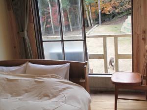 una camera con un letto e una finestra con un cane all'esterno di The Deer Park Inn a Nara Altre 37 foto