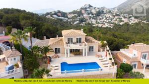 Nespecifikovaný výhled na hory nebo výhled na hory při pohledu z vily