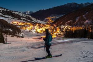 un hombre está parado sobre los esquís en la nieve en Boost Your Immo Vars Les Gentiannes 19 en Vars