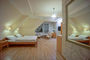 En eller flere senge i et værelse på Jawor Pokoje i Apartamenty