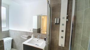 Koupelna v ubytování Avenida de Arteixo. Precioso apartamento + 33 fotografií