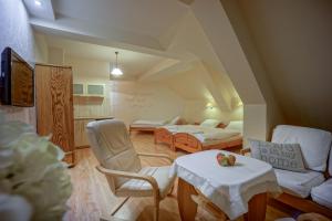 salon z 2 łóżkami i 2 krzesłami w obiekcie Jawor Pokoje i Apartamenty w Zakopanem