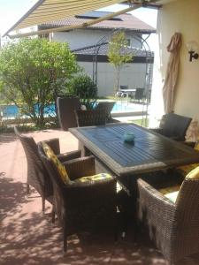 uma mesa de madeira e cadeiras com uma mesa e uma mesa e cadeiras em Reitbergs Nest em Eugendorf