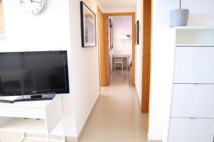 TV a/nebo společenská místnost v ubytování Sea view apartment Mojon hills