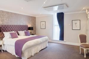 Uma cama ou camas num quarto em Maesmawr Hall Hotel