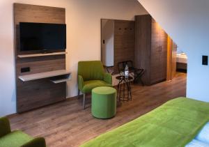 TV a/nebo společenská místnost v ubytování Lindenhof Hotel Garni