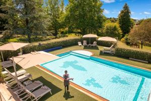 Bazén v ubytování Le Manoir du Lys, The Originals Relais nebo v jeho okolí