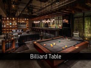 une salle de billard avec un billard et un bar dans l'établissement THE LIVELY TOKYO AZABUJUBAN, à Tokyo