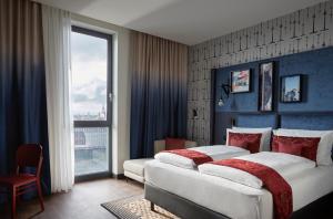 Llit o llits en una habitació de Hotel Indigo Berlin - East Side Gallery