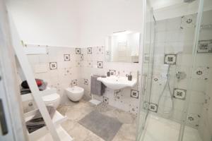 A bathroom at Aria di Vico Aparthotel
