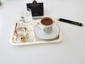 Příslušenství pro přípravu čaje a kávy v ubytování Paşapark Selçuklu Hotel