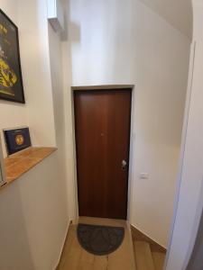 a hallway with a brown door in a room at Residenza la Mandorla in Perugia