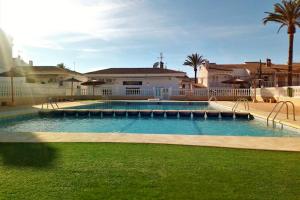 ein großer Pool vor einem Haus in der Unterkunft Encantador adosado en Gran Alacant in Gran Alacant
