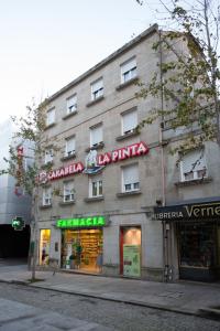 un edificio con un cartel en el costado en Hotel Carabela La Pinta, en Baiona
