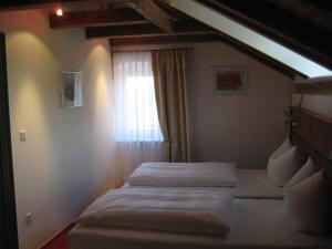 2 Betten in einem Zimmer mit Fenster in der Unterkunft Komfort Apartmenthaus Haslbach FGZ in Regensburg