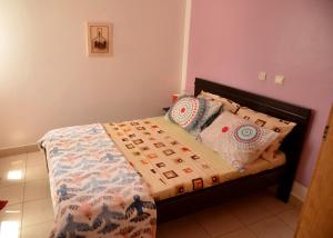 سرير أو أسرّة في غرفة في Bel Appart F3, Koumassi, proche aéroport d'Abidjan