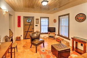 Charming Couples Casita, Walk to Old Mesilla Plaza في لاس كروسيس: غرفة معيشة مع كرسي جلدي وتلفزيون