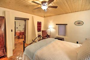 Ένα ή περισσότερα κρεβάτια σε δωμάτιο στο Charming Couples Casita, Walk to Old Mesilla Plaza