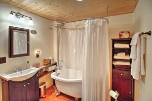 Ένα μπάνιο στο Charming Couples Casita, Walk to Old Mesilla Plaza +17 φωτογραφίες