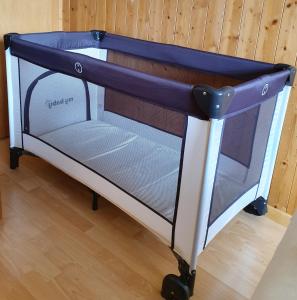 een stapelbed met een blauwe baldakijn in een kamer bij Aegerta Alte Schreinerei in Tschiertschen