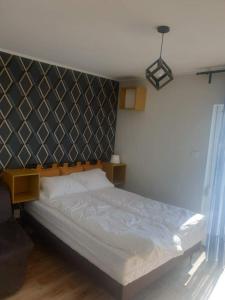 um quarto com uma cama grande e uma cabeceira preta em VILLA LIGHTHOUSE - Adults Only - 12plus em Krynica Morska