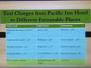 un cartel que lee los cambios de taxi de la posada del Pacífico a diferentes lugares favoritos en Pacific Inn London Heathrow, en Southall
