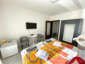 1 dormitorio con 1 cama con toallas en Penzión Oáza en Trnava
