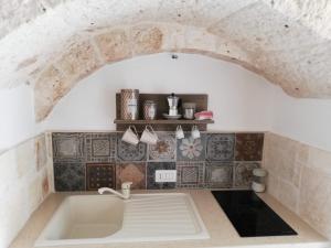 Kuchyň nebo kuchyňský kout v ubytování Trulli Resort Monte Pasubio Trulli bbalberobellocom