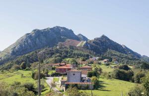 a small village in front of a mountain at Casa de Aldea Casina de Rubio in Linares