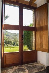 a wooden door with a window in a room at Casa de Aldea Casina de Rubio in Linares