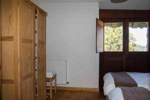 a bedroom with a bed and a window at Casa de Aldea Casina de Rubio in Linares