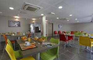 comedor con mesa y sillas en Vacancéole - Le Terral - Montpellier Sud, en Saint-Jean-de-Védas