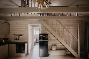 5 stories في Inkartai: وجود ثلاجة في مطبخ مع درج
