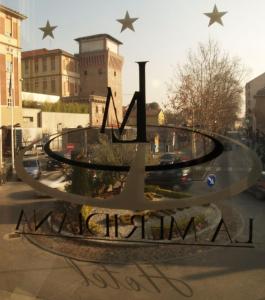 een monument met sterren aan de zijkant van een straat bij Hotel La Meridiana in Settimo Torinese