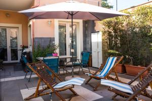 a patio with chairs and an umbrella and a table at B&B I Licutiani in Catania