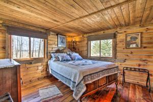 1 dormitorio con 1 cama en una cabaña de madera en Cabin on Private Island Less Than 6 Mi to Sand Valley Golf, en New Rome