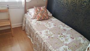 - un lit avec des oreillers dans l'établissement Bed 4 night, à Manchester