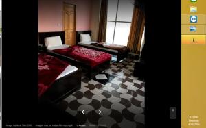 Mām Derai的住宿－Riverside Hotel，一间带两张床和一张沙发的客厅
