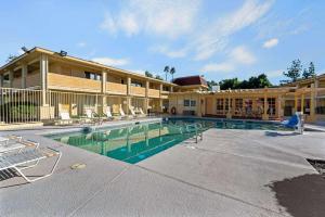 a swimming pool in front of a building at La Quinta Inn by Wyndham Phoenix North in Phoenix